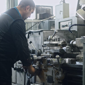 Imagen Trabajador metalúrgico operando un torno en el taller de la fábrica