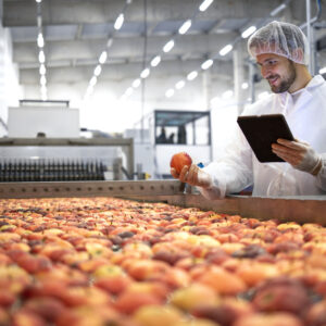 Imagen Tecnólogo en fábrica de procesamiento de alimentos que controla el proceso de una